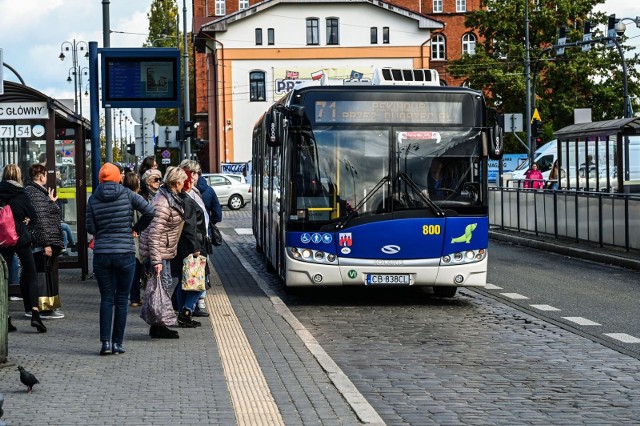 Mieszkańcy Osowej Góry skarżą się, że jazda liniami 71 i 77 to loteria – raz autobusy przyjeżdżają, innym razem nie.