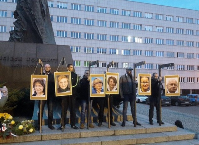 Członkowie Ruchu Narodowego 25 listopada 2017 roku powiesili na szubienicach zdjęcia posł&oacute;w PO