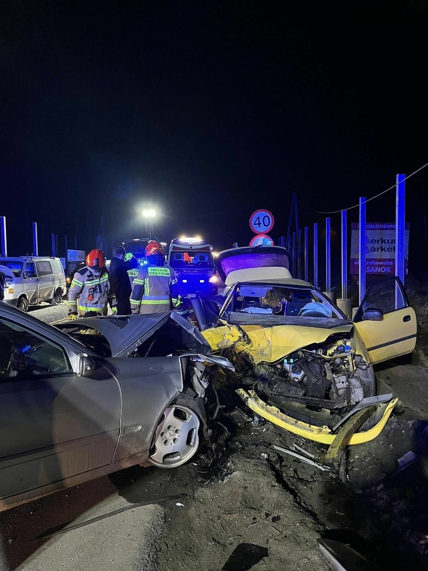 Poważny wypadek na DK84 w Zahutyniu. Kierowca hondy trafił do szpitala