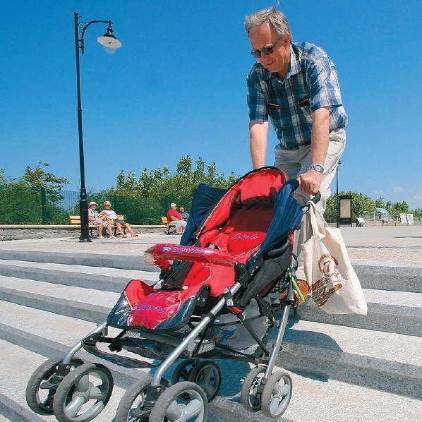 Skandal! Projektanci promenady zapomnieli o zjeździe dla wózków.