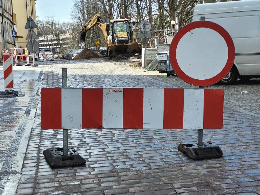 Most Kowalski w Słupsku nieprzejezdny. Najpierw krawężniki, później asfalt [ZDJĘCIA]