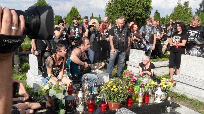 Motocykliści nad grobem Ryśka Riedla w Tychach