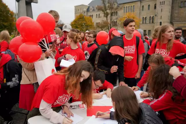 Poznań dzieli się życiem - to projekt poznańskiej Drużyny Szpiku. Wolontariusze dzielą się z poznaniakami swoją wiedzą na temat oddawania krwi, bycia dawcą szpiku i świadomym dawcą organów. Dodatkowo na placu Adama Mickiewicza stanął krwiobus Regionalnego Centrum Krwiodawstwa i Krwiolecznictwa. Wolontariusze zrobili wielką kroplę krwi i przygotowali baner, który przekażą prezydentowi Poznania. Jak zapewnia Drużyna Szpiku, projekt jest wielowymiarowy. Przez cały rok wolontariusze odwiedzają poznańskie szkoły - edukują, oswajają z transplantologią.- To najlepszy, a właściwie jedyny sposób, aby ludzie wchodzący w dorosłość posiedli wiedzę nie tylko o przeszczepach, ale przede wszystkim o swojej mocy i darze, jaki mają - mówią przedstawiciele Drużyny Szpiku. Kolejne zdjęcie --->