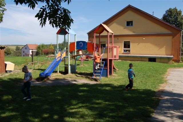 Gmina Bodzentyn stawia na rekreację i rozrywkę. Powstają między innymi nowe place zabaw.