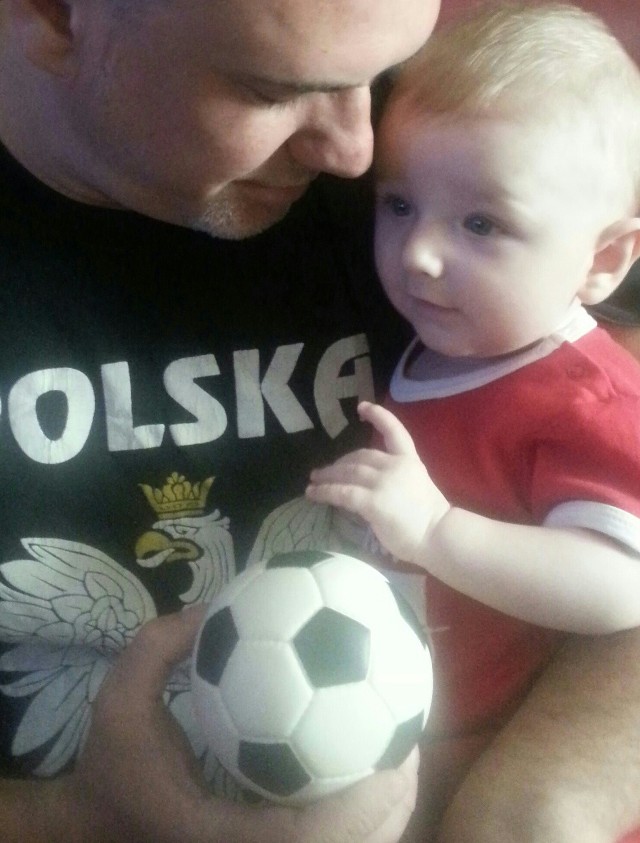- Cudownie jest być tatą - mówi Szymon Wydra, lider zespołu Carpe Diem, na zdjęciu z synkiem Rysiem.     