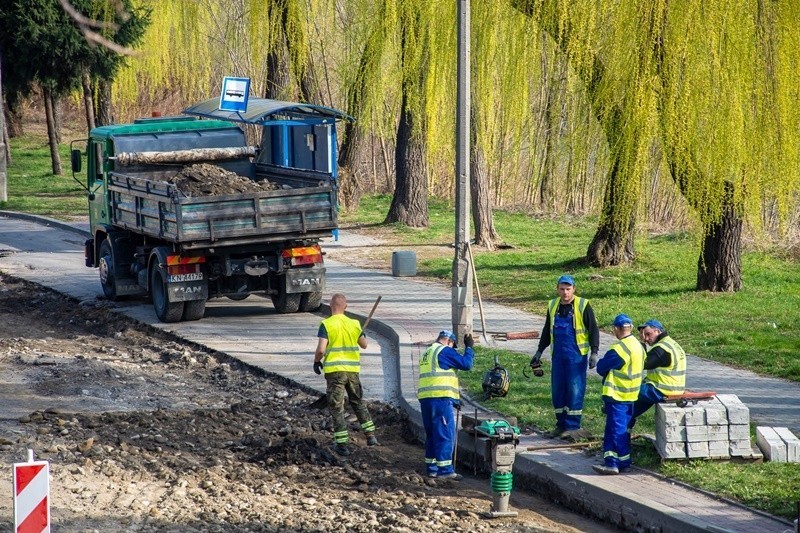 Nowy Sącz. Na Bulwarze Narwiku ruch wahadłowy. Trwa przebudowa drogi [ZDJĘCIA]