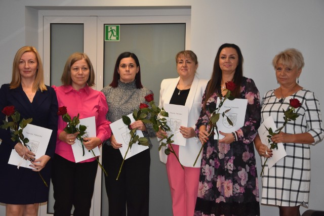 Nauczyciele uhonorowani przez starostę Tadeusza Sobola odebrali nagrody na przystani rzecznej w Nakle