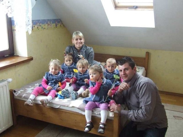 Kieleckie pięcioraczki idą od września do przedszkola, ale ich mama Paulina Szymkiewicz uważa, że wynajęcie odpowiedzialnej, mądrej guwernantki dla niektórych może być dobrym wyjściem.