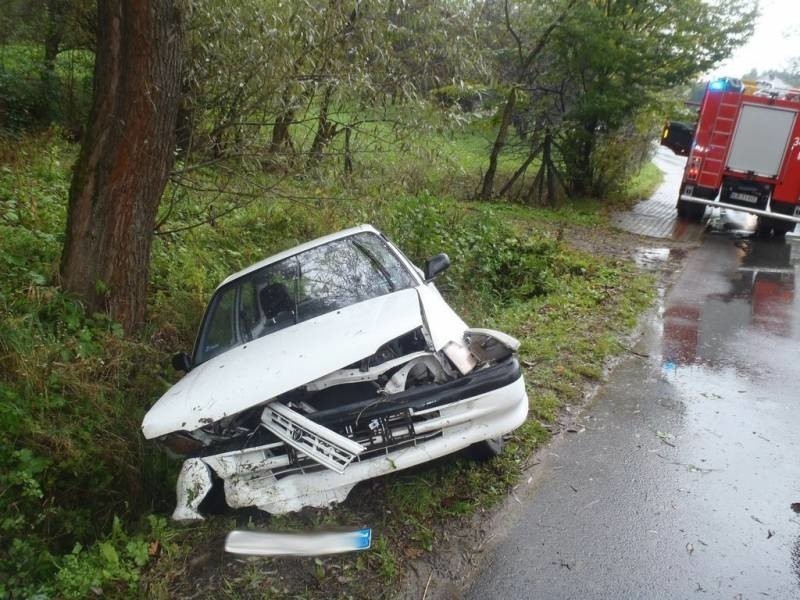 Łazy Biegonickie. Toyota w przydrożnym rowie. Ranna kobieta w szpitalu. Strażacy w akcji ratowniczej