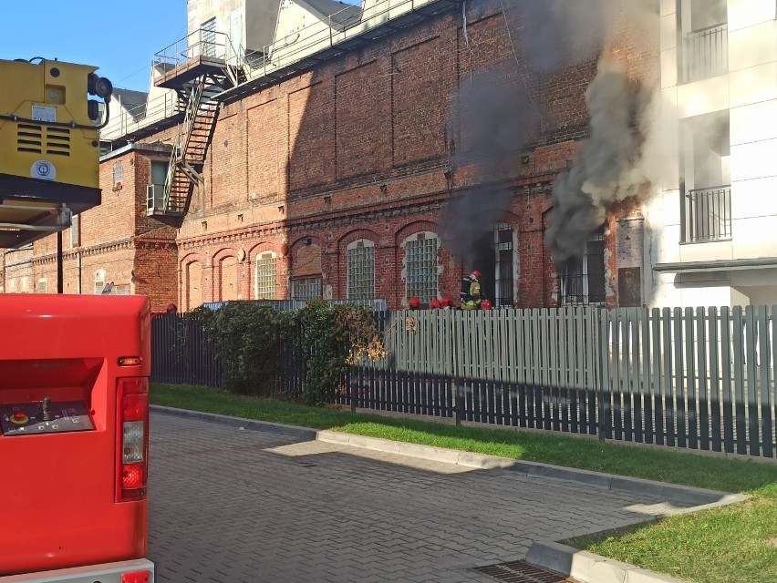 Pożar na Wróblewskiego! Budynek wciąż płonie, a strażacy nie...