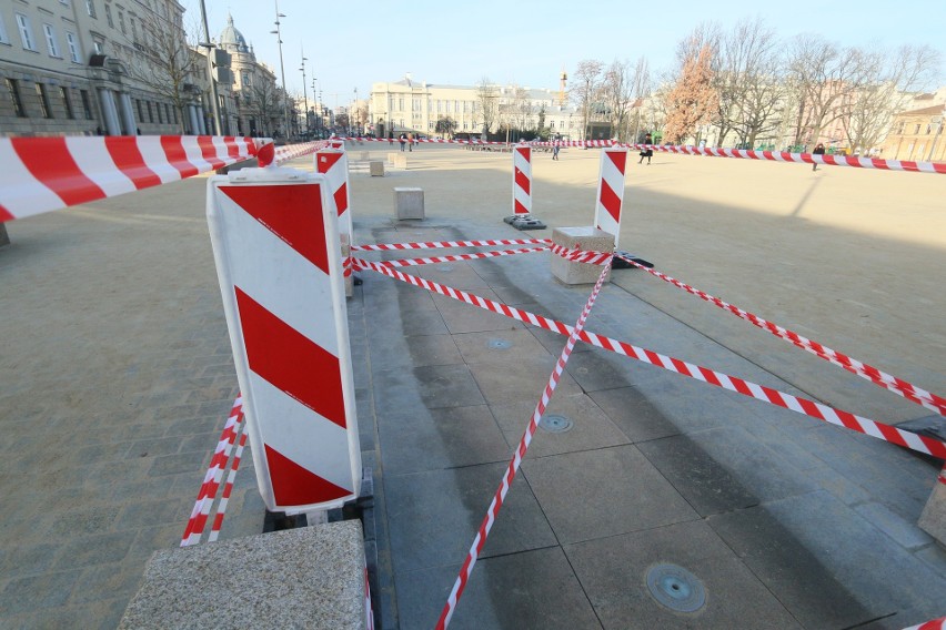 Fontanna na placu Litewskim znowu uszkodzona. Straż miejska ustala okoliczności zdarzenia. Zobacz zdjęcia