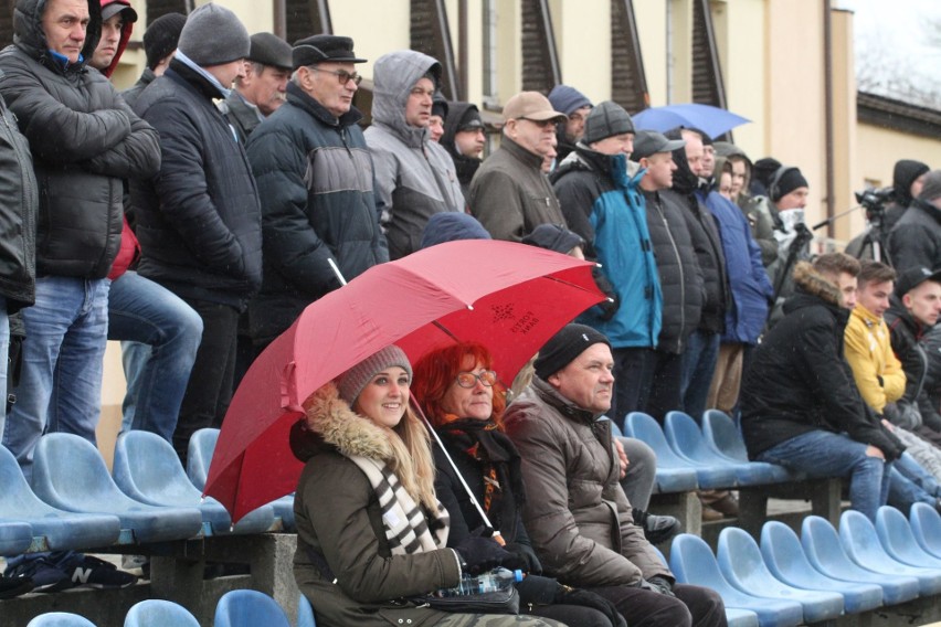 Trzecia liga. Ciekawy mecz w Daleszycach. Spartakus przegrał z Hutnikiem Kraków 0:1 [DUŻO ZDJĘĆ, WIDEO]