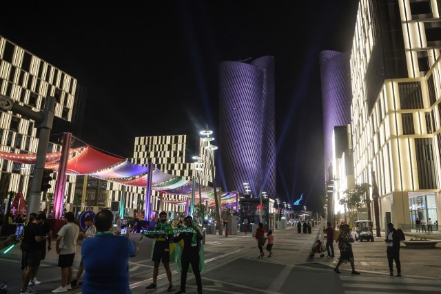 Katar. Mistrzostwa świata w piłce nożnej2022. Architektura Doha,  pasaż pełen kibiców.