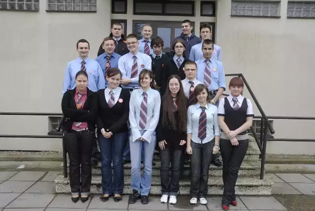 klasa III Anna Bryla, Oktawia Czech, Mateusz Cwigon, Maciej Dluzak, Wiktor Golgowski, Krzysztof Jablonski, Michal Kobylecki, Anna Konieczna, Michal Kramek, Marcin Kuś, Alicja Lacheta, Pawel Nadstawny, Piotr Sotnik, Jacek Szewczuk, Natalia Wosik, Magdalena Wójtowicz, Aleksander Zienczuk.