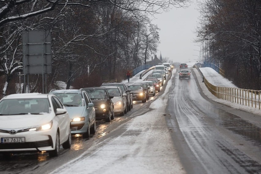 Atak zimy na drogach w Śląskiem. Jest ślisko i...