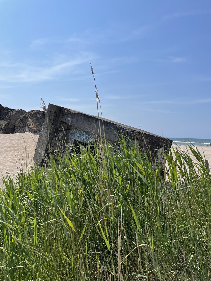 Wyjątkowego klimatu dodają plaży pozostałości po bunkrach z...