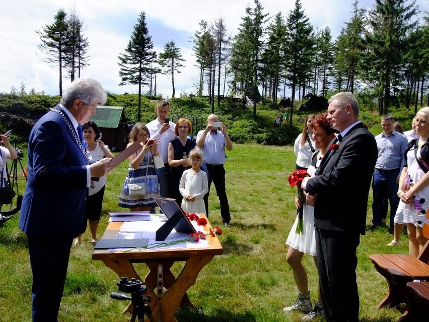 Ślub na Skrzycznem! [ZDJĘCIA] Pobrali się w Beskidach, bo lubią wędrówki górskie