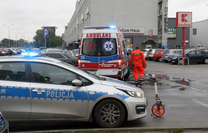 Wrocław: Wypadek pod Kauflandem przy Legnickiej. Opel potrącił dwie kobiety