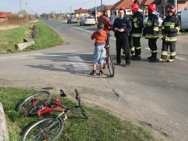 Dziewięciolatek wyjechał z bocznej drogi, nie ustąpił pierwszeństwa kierowcy fiata.