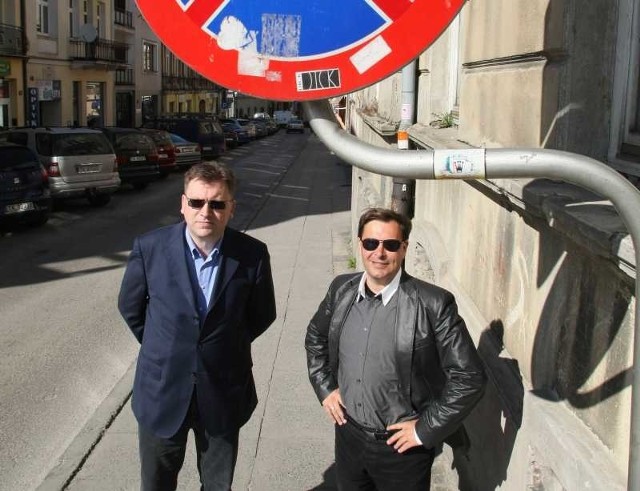 Od lewej: Jarosław Baliński i Sebastian Michalski, prezesi Funduszu Kupieckiego. Deklarują, że zapłacą za każdy mandat wystawiony przez Straż Miejską za parkowanie na zakazie w strefie płatnego parkowania.