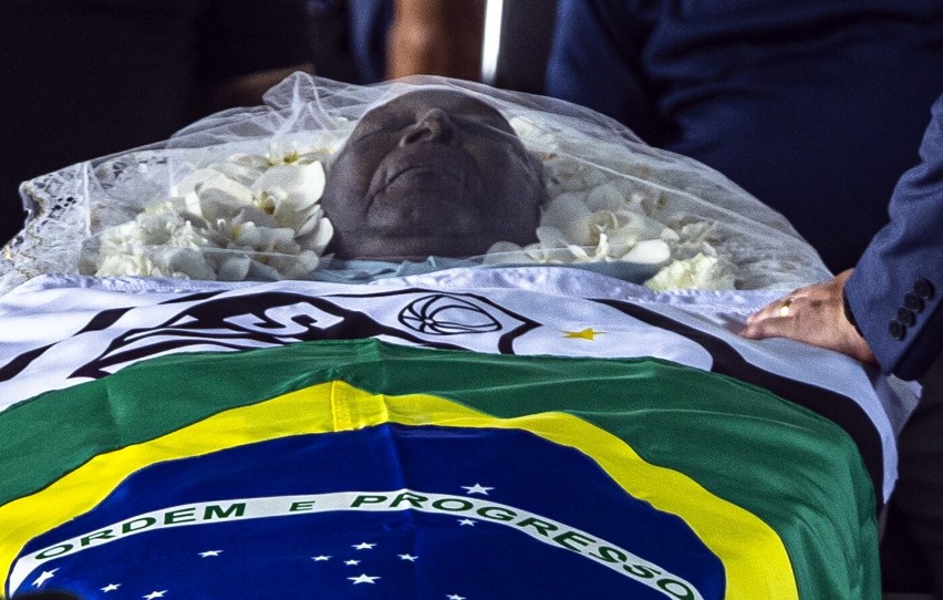 Pogrzeb Pelego - najlepszego piłkarza w historii. Żegnają go tysiące kibiców [ZDJĘCIA]