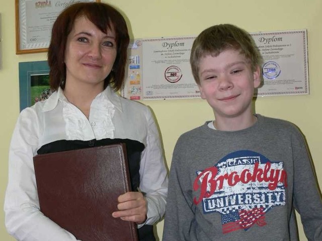 Michał Berliński jako jedyny z powiatu skarżyskiego został laureatem wojewódzkiego konkursu matematyczno - przyrodniczego. Na zdjęciu z nauczycielką matematyki, Sylwią Świtek. 
