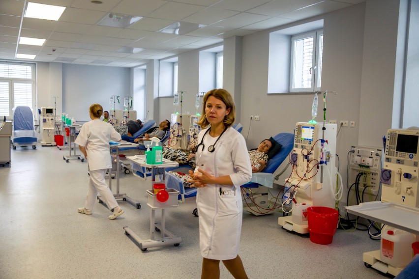 Nowoczesna Stacja Dializ w Uniwersyteckim Szpitalu Klinicznym w Białymstoku już działa. Jest tu 18 stanowisk dla chorych [WIDEO]   