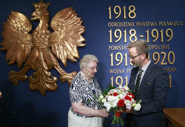 Pamiątki związane z kapitanem Stefanem Pogonowskim pokazała jego siostrzenica Zofia Jakubowicz podczas spotkania w Muzeum Tradycji Niepodległościowych.