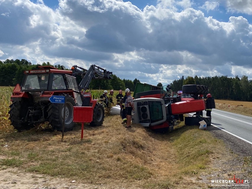 Po tym, jak ciągnik trafił do rowu ruch w Płociczu drogą...