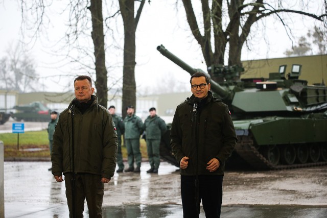 Mateusz Morawiecki i Mariusz Błaszczak przyjechali na spotkanie z żołnierzami w bazie w Biedrusku.