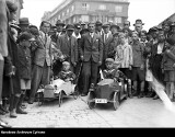 Zabawki, którymi bawiły się dzieci niemal 100 lat temu. Jak spędzali czas w dzieciństwie nasi pradziadkowie?