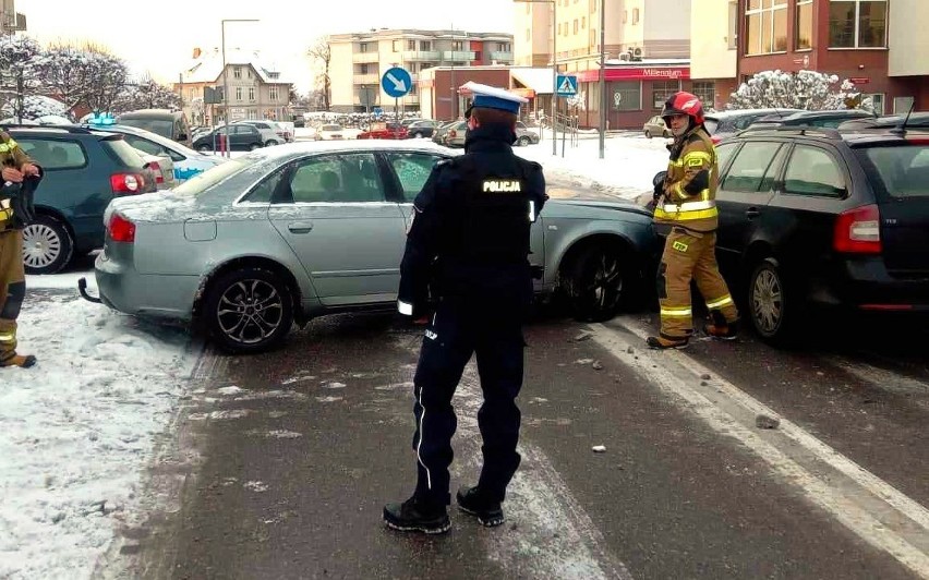 Policjanci pracowali na miejscu zderzenia dwóch osobówek w Kościerzynie 