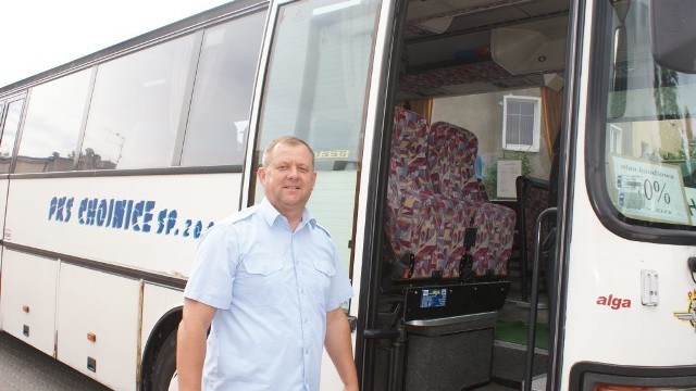Jerzy Kiżewski, kierowca z 30-letnim stażem, cieszy się, że  może teraz sprzedawać podróżnym tańsze bilety.