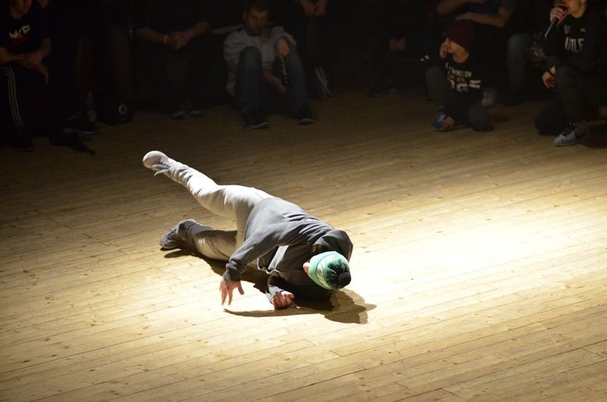 Teraz tak tańczy młodzież. Oto breakdance