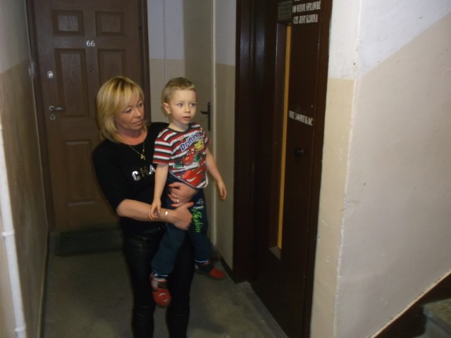 Renata Kochel z synem Kamilem mieszkają na 11 piętrze bloku. - Półtora miesiąca bez windy to jakaś kpina - mówi.