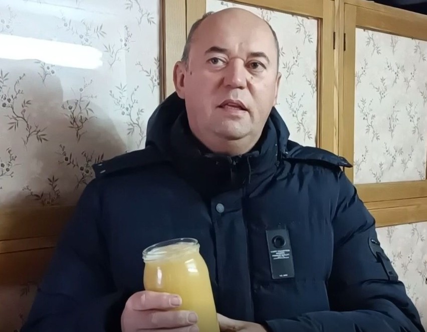 Pszczelarz Sławomir Wnuk z Lniana radzi - na co zwrócić uwagę kupując miód