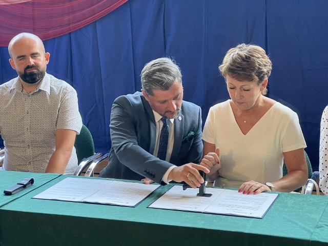 W Liceum Ogólnokształcącym imienia Bartosza Głowackiego w Opatowie podpisano umowę o współpracy z  Regionalnym Centrum Naukowo-Technologicznym w Podzamczu