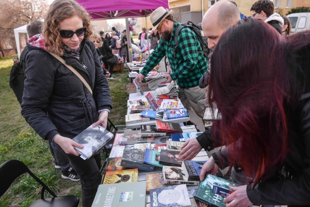 Wymiana Ksiąg Zakazanych w Gdańsku 7.04.2019. Happening obok parafii NMP Matki Kościoła i św. Katarzyny Szwedzkiej