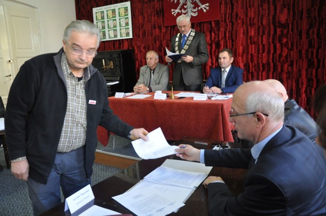 Waldemar Kościelny, szef Solidarności w Neapco, wręcza petycję burmistrzowi Jarosławowi Tkaczyńskiemu. Włodarz Praszki odpowiedział związkowcom ostrym listym otwartym.