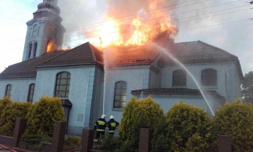 Pożar kościoła w Nieboczowach. To mogło być podpalenie - mówią strażacy ZDJĘCIA