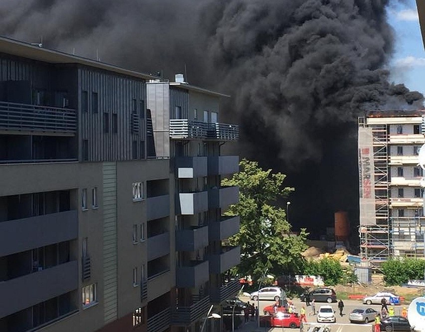 Duży pożar we Wrocławiu. Blisko eksplozji butli z gazem [ZDJĘCIA]