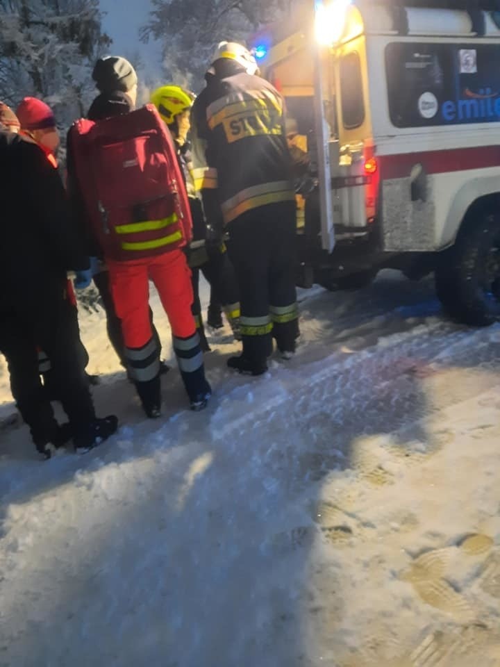 Wypadek na Raduni w Masywie Ślęży. Ratownicy i strażacy ratowali kobietę