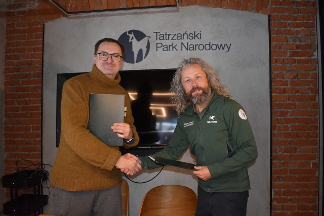 Od lewej: Sławomir Mazurek, zastępca prezesa Narodowego Funduszu Ochrony Środowiska i Gospodarki Wodnej oraz Szymon Ziobrowski - dyrektor Tatrzańskiego Parku Narodowego