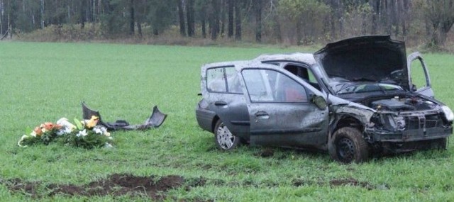 Osobowe renault zostało doszczętnie zniszczone.