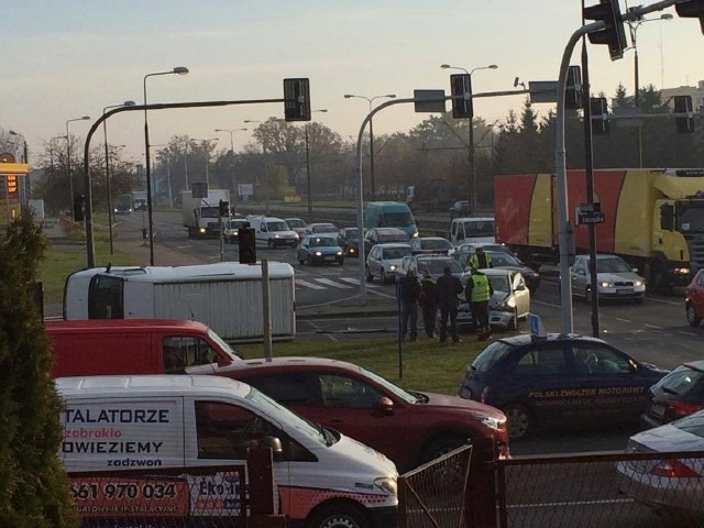 Kilka chwil po wyłączeniu się świateł  na skrzyżowaniu ulic Fordońskiej i Łęczyckiej w Bydgoszczy doszło do zderzenia dwóch samochodów.