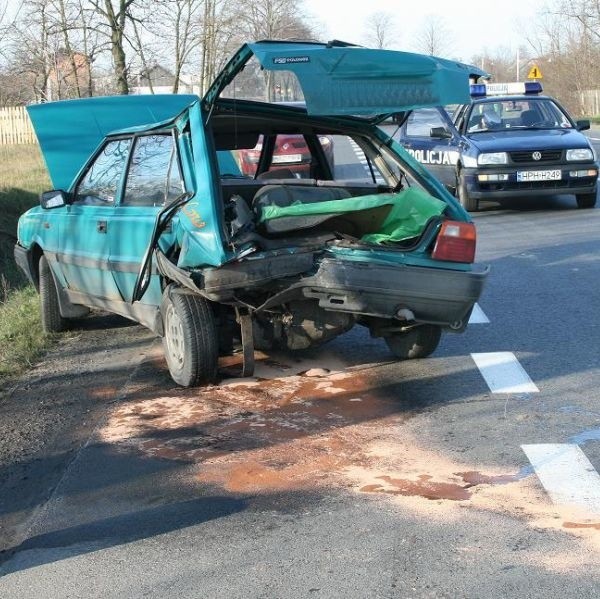 Dwie siostry, kierująca polonezem i jego pasażerka, zostały ranne po tym, jak w ich samochód uderzył ford escort.