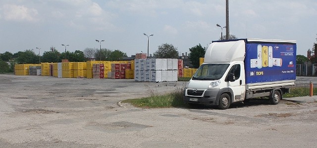 Niektórzy sądzą, że materiały budowlane zgromadzone na działkach po byłym PKS są przeznaczone na inwestycję handlową. Nic z tych rzeczy. Po prostu teren wypożyczyła jedna z inowrocławskich hurtowni                                               