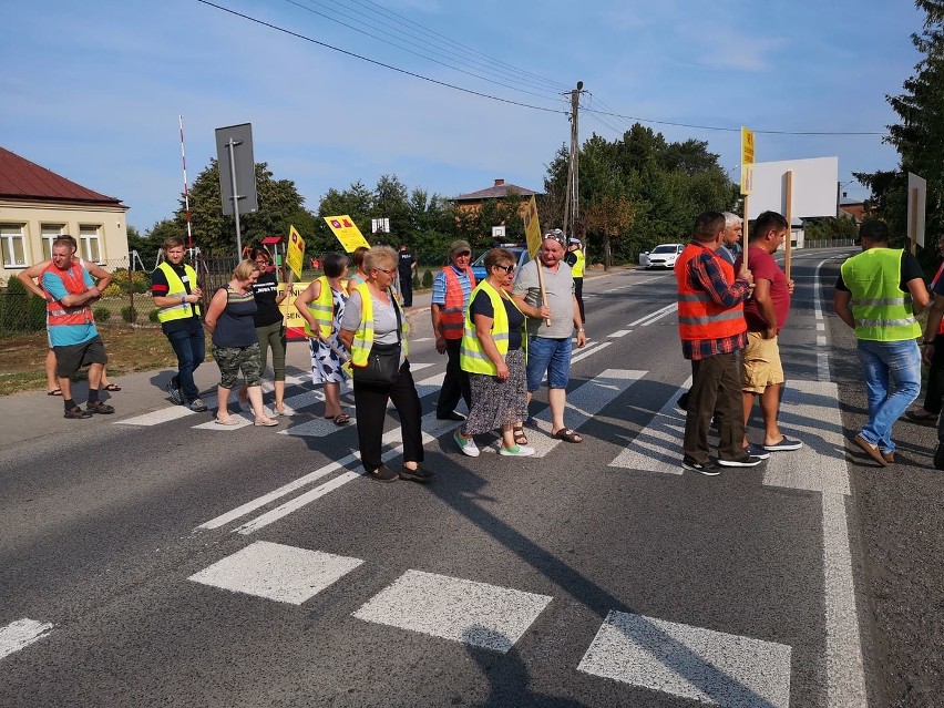 Trwa protest w Mniszewie. Mieszkańcy blokują drogę krajową numer 79. Są utrudnienia w ruchu i objazdy