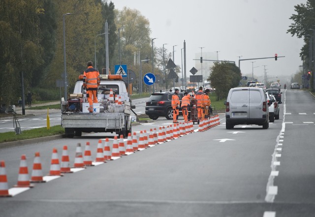 W środę na skrzyżowaniu ul. Władysława IV - Wąwozowa - w związku z budową centrum przesiadkowego - malowano znaki poziome oraz pasy na przejściach dla pieszych