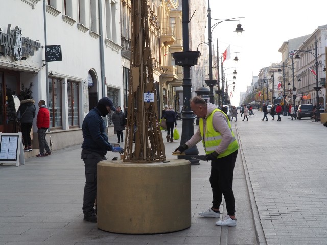 Już montują świąteczne iluminacje na ulicy Piotrkowskiej